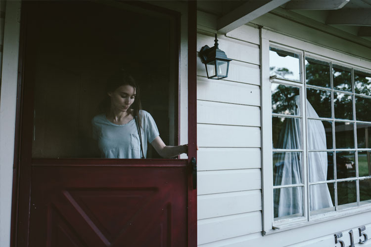 نقد فیلم داستان یک روح A Ghost Story ساخته دیوید لاوری | ترجمانِ بصری نوستالژی