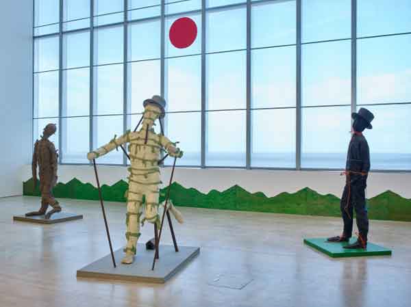 برپایی چیدمانی از مجسمه‌های جان دیویس در لندن